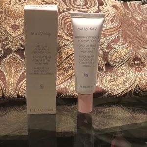 Mary Kay Medium Coverage Foundation: Ivory 104